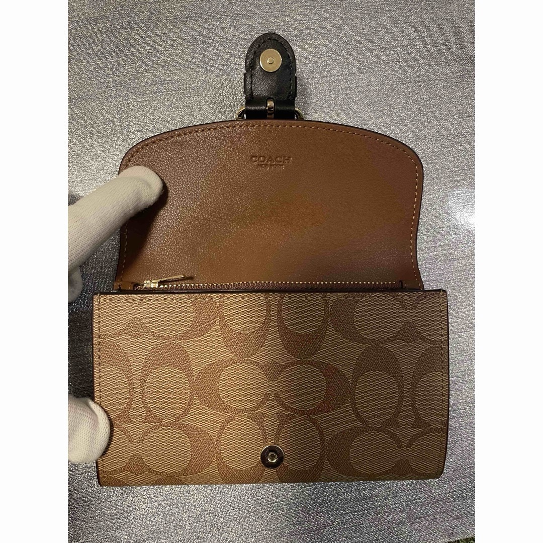 COACH(コーチ)のCOACH 二つ折り　財布　シグネチャー　カーキ　ブラウン　未使用品 レディースのファッション小物(財布)の商品写真