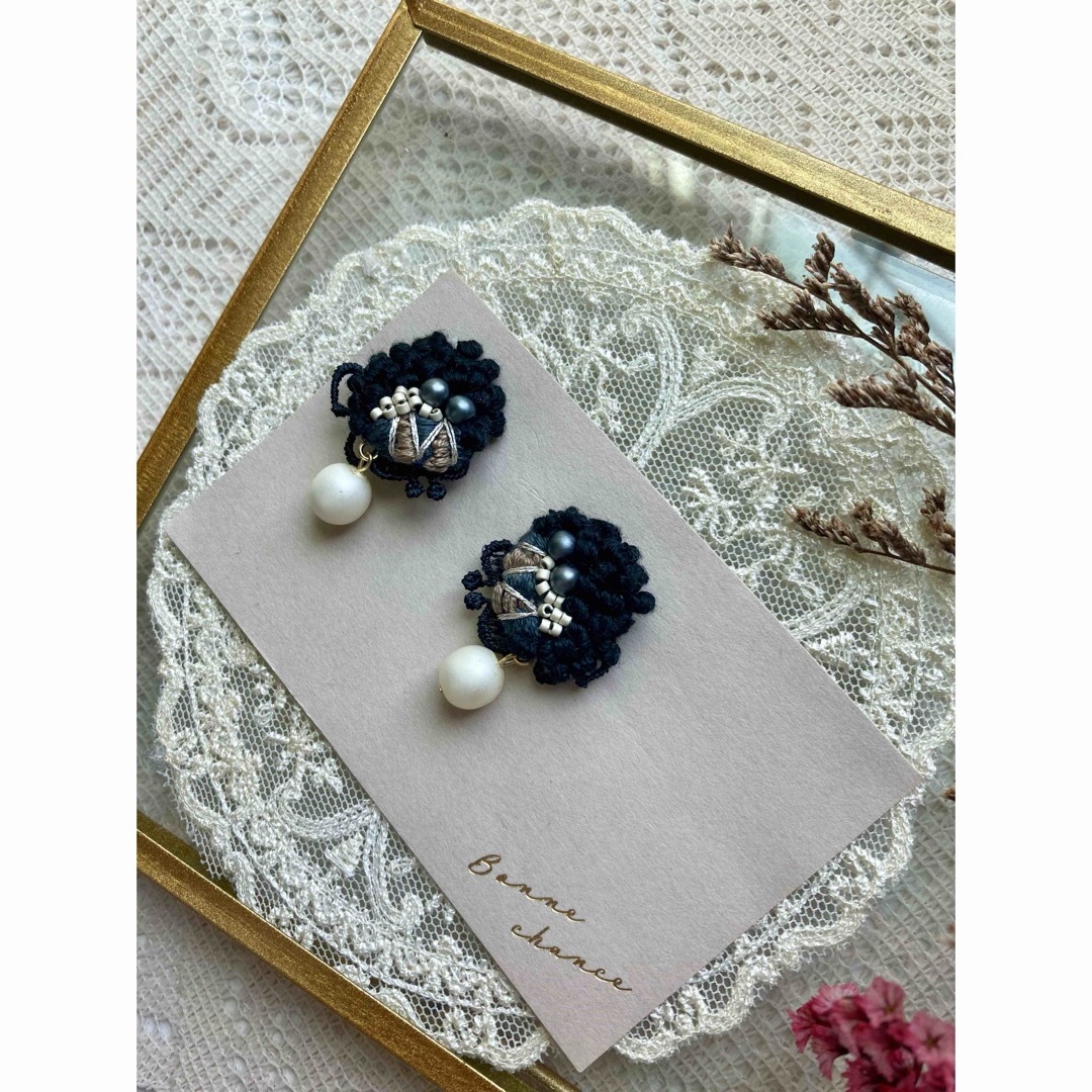 mina perhonen(ミナペルホネン)のもこもこ刺繍×パールピアスorイヤリング ハンドメイドのアクセサリー(ピアス)の商品写真