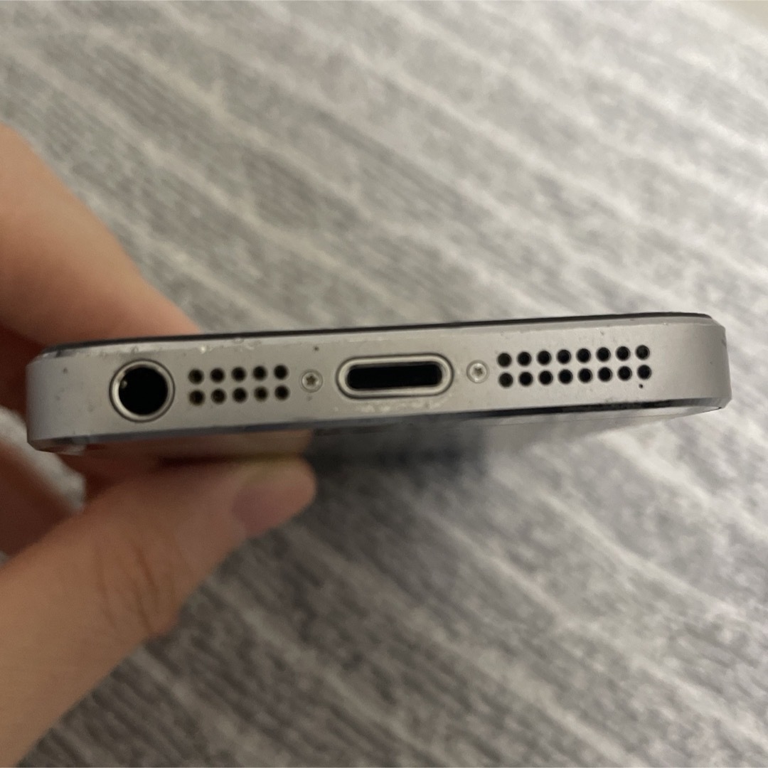 Apple(アップル)のiPhone 5s Space Gray 64 GB au スマホ/家電/カメラのスマートフォン/携帯電話(スマートフォン本体)の商品写真
