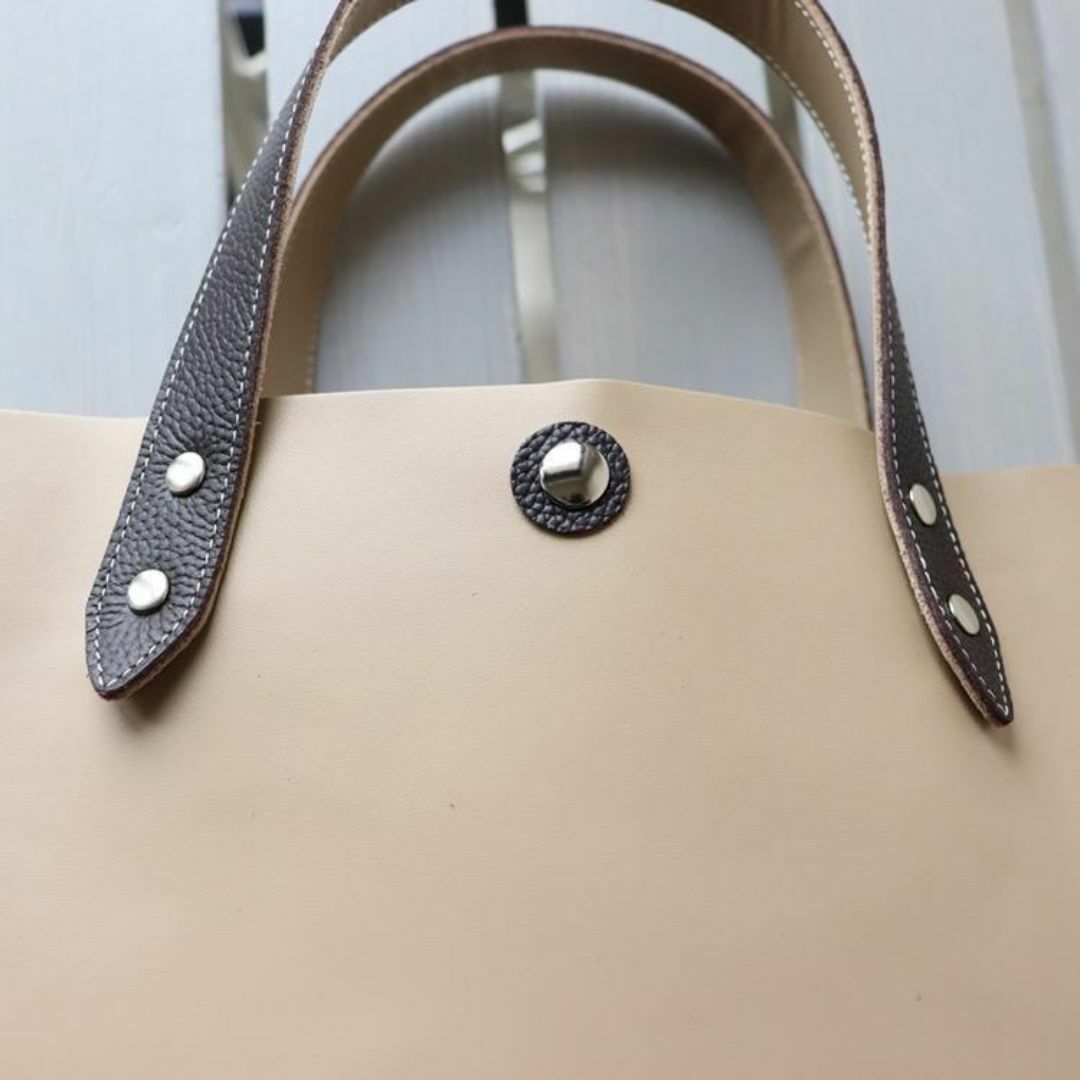 かっちりベージュ×ダークブラウン 軽量 手持ち 天然革 ミニバッグ 4118 レディースのバッグ(ハンドバッグ)の商品写真