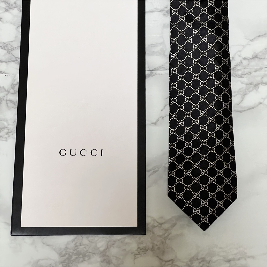 Gucci(グッチ)のGUCCI ネクタイ【美品】グッチGG柄 総柄 黒 ブラック.ゴールド シルク メンズのファッション小物(ネクタイ)の商品写真