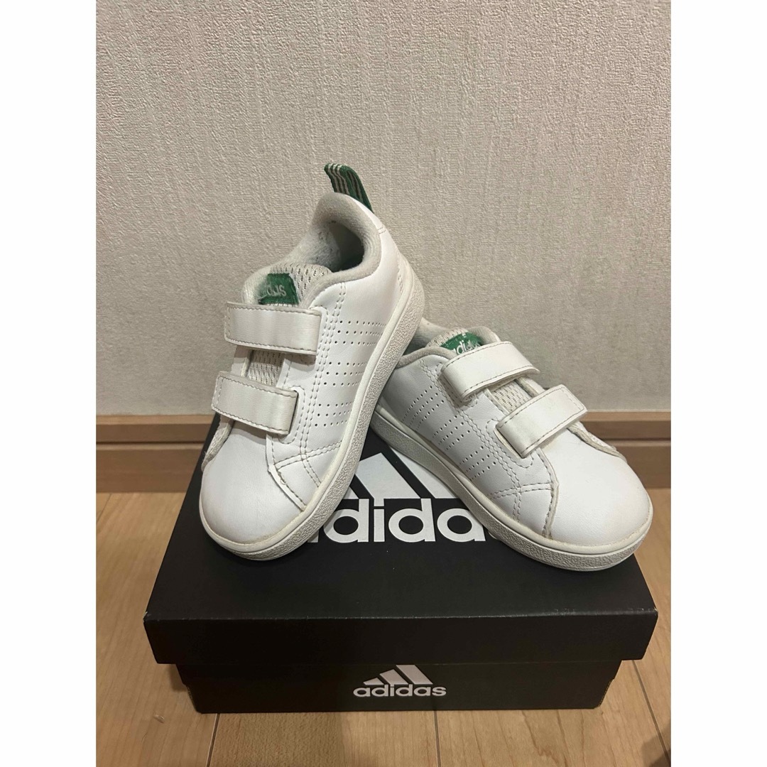 adidas(アディダス)のadidas 靴　白 シューズ　スニーカー　 13センチ キッズ/ベビー/マタニティのキッズ靴/シューズ(15cm~)(スニーカー)の商品写真