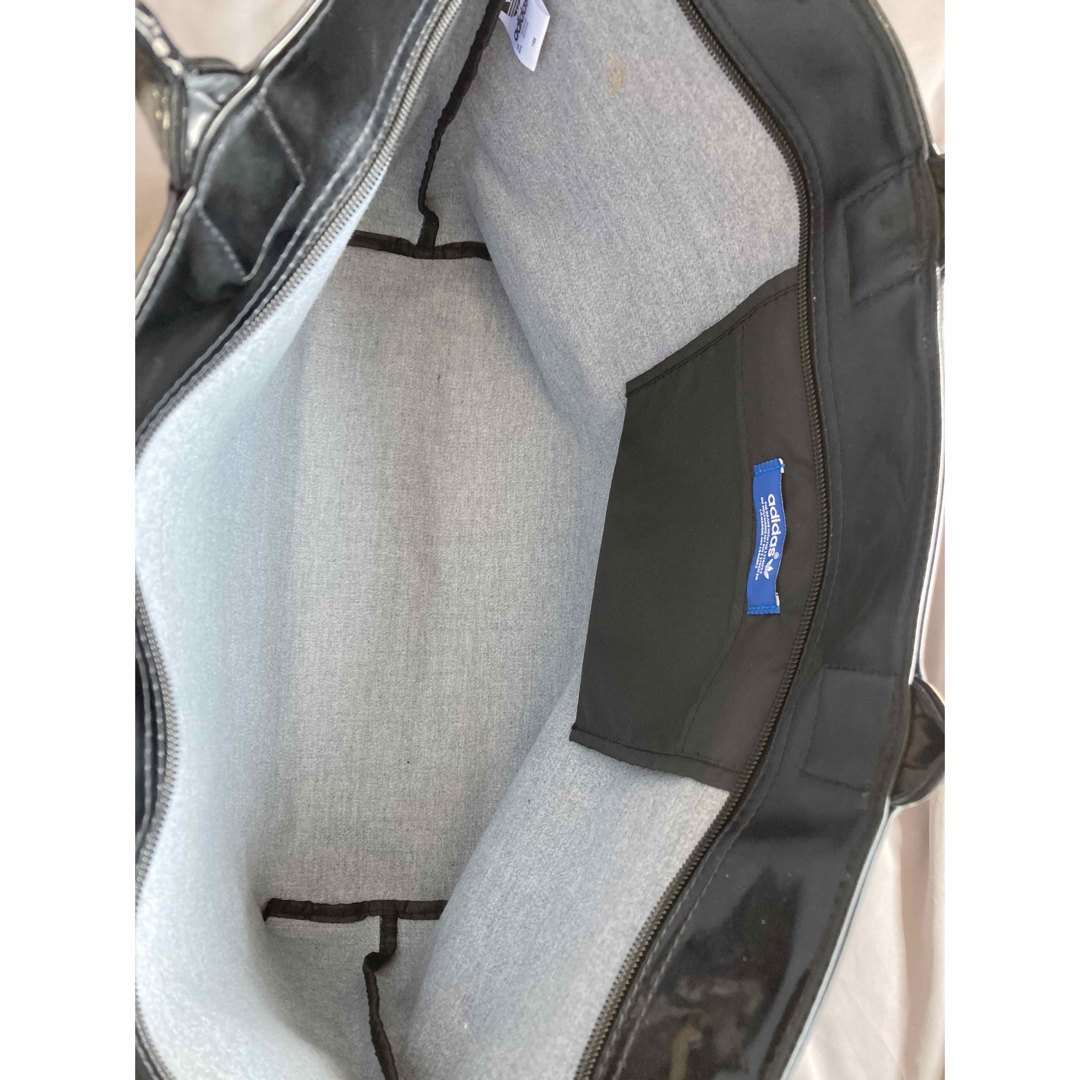 adidas(アディダス)のアディダス　エナメルトートバッグ　ゼブラ柄 メンズのバッグ(トートバッグ)の商品写真