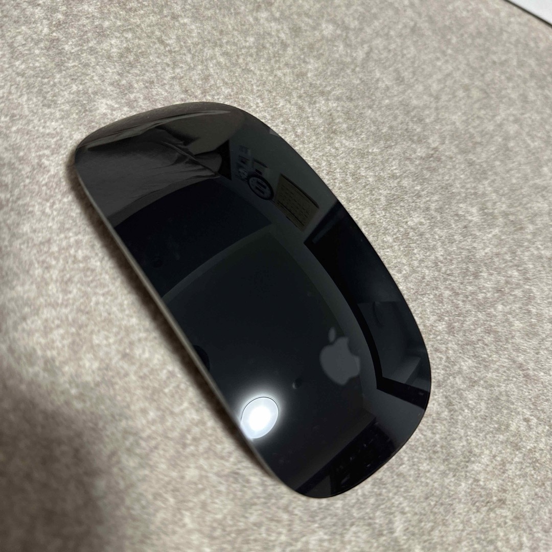 Mac (Apple)(マック)のApple Magic Mouse -ブラック　MacBookマウス スマホ/家電/カメラのPC/タブレット(PC周辺機器)の商品写真