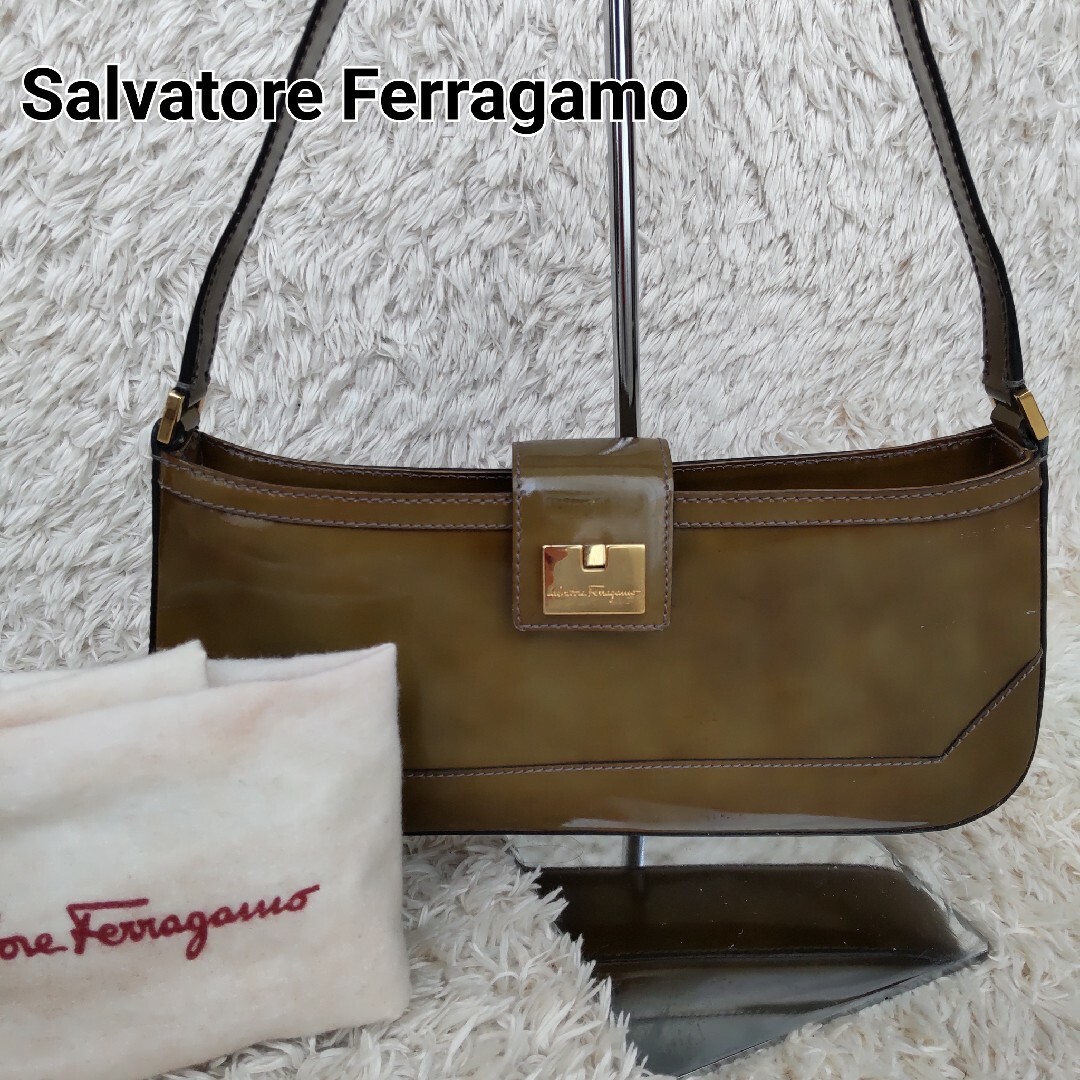 Salvatore Ferragamo(サルヴァトーレフェラガモ)の美品 サルヴァトーレフェラガモ エナメル ワンショルダー バッグ ロゴ金具カーキ レディースのバッグ(ショルダーバッグ)の商品写真