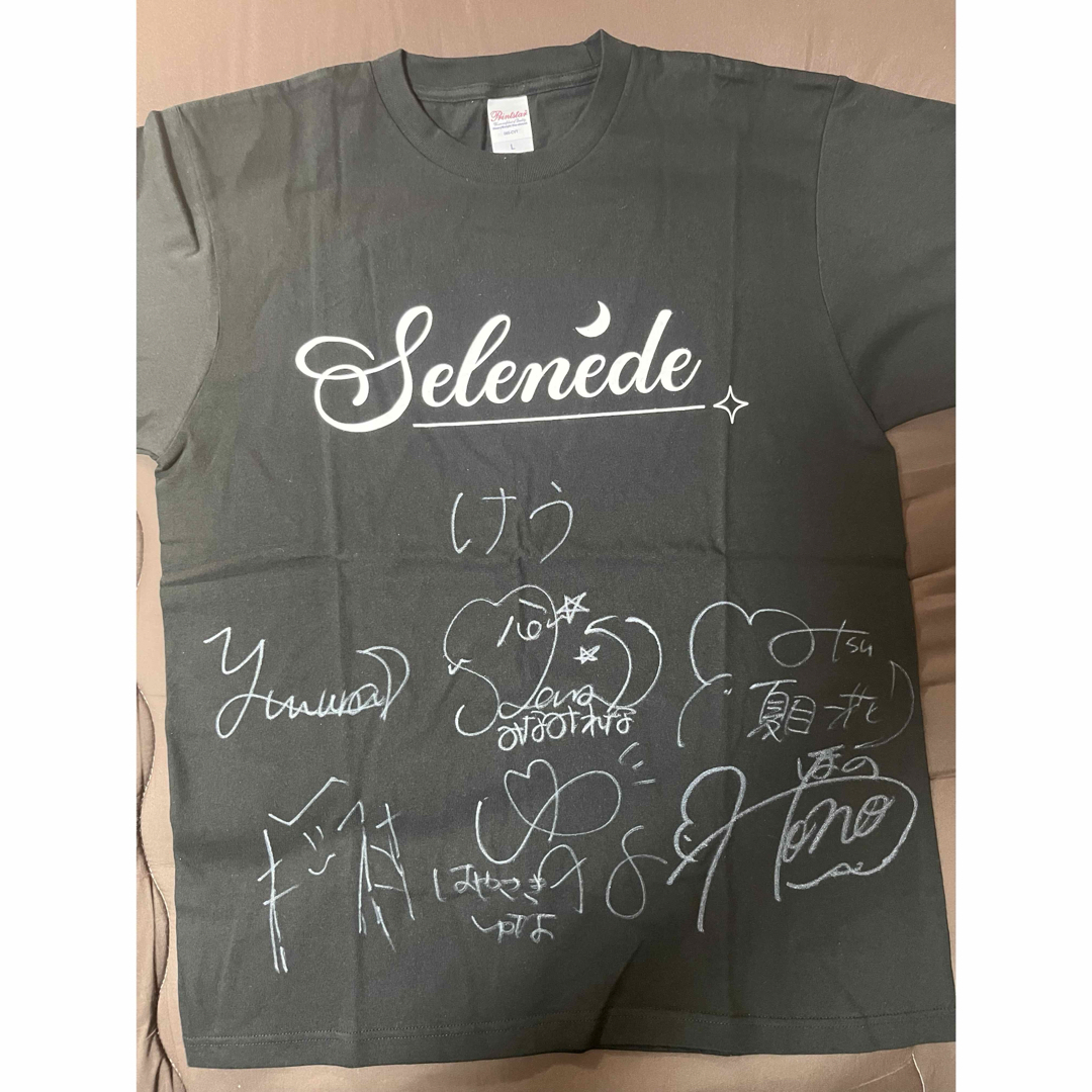 月に足跡を残した6人の少女達は一体何を見たのか　サイン入りＴシャツ エンタメ/ホビーのタレントグッズ(アイドルグッズ)の商品写真