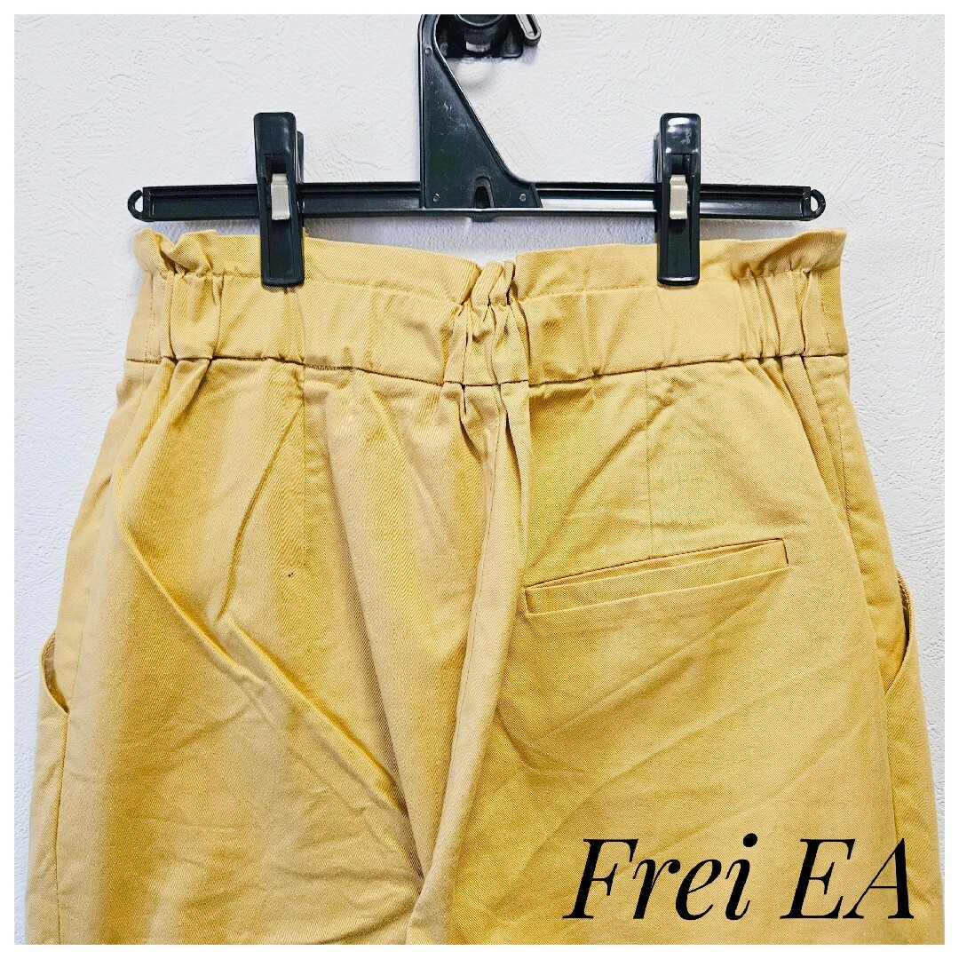 Frei EA(フレイエア)の美品　Frei EA　チノパン　テーパード　黄色　タック　センタープレス　S相当 レディースのパンツ(チノパン)の商品写真