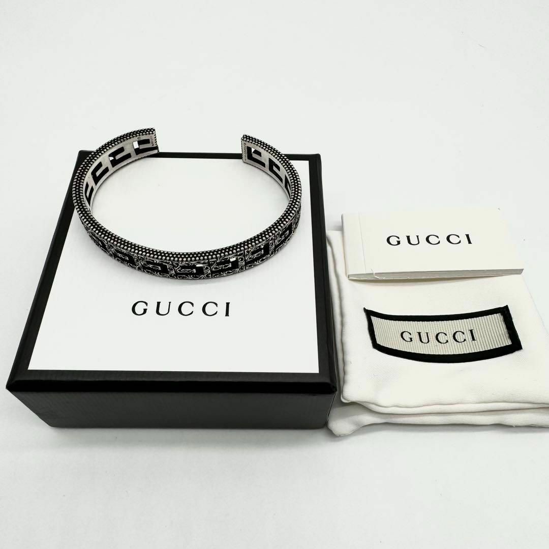 Gucci(グッチ)の【付属品完備・未使用級美品✨】グッチ アラベスク 燻加工 バングル Gキューブ メンズのアクセサリー(バングル/リストバンド)の商品写真