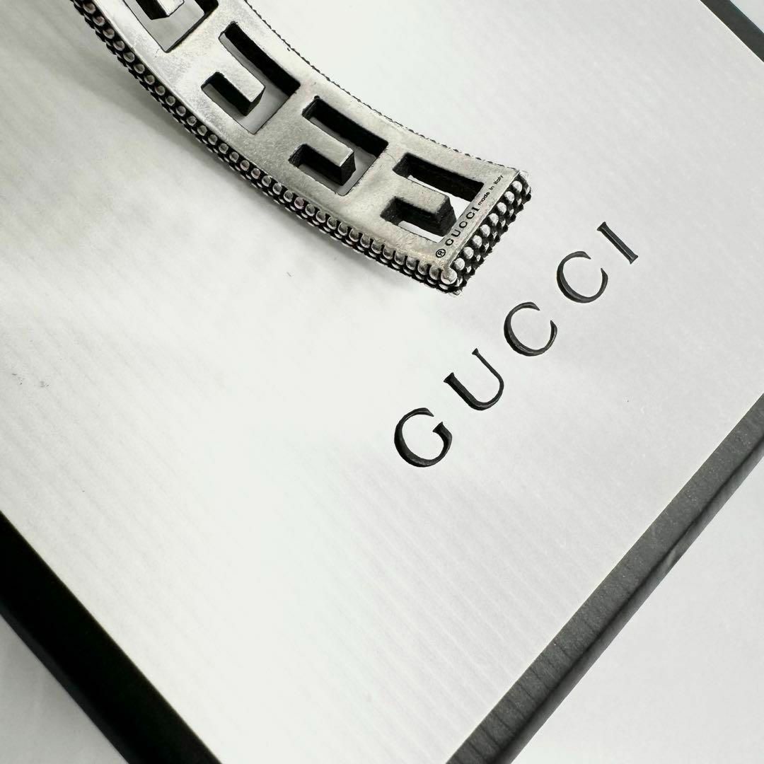 Gucci(グッチ)の【付属品完備・未使用級美品✨】グッチ アラベスク 燻加工 バングル Gキューブ メンズのアクセサリー(バングル/リストバンド)の商品写真