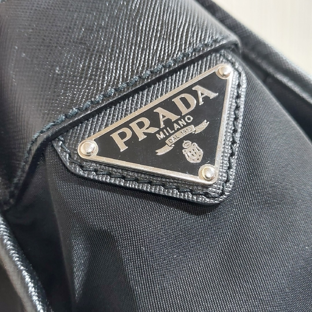 PRADA(プラダ)のプラダ フラップ ショルダーバッグ ナイロン ブラック 2VD770 メンズのバッグ(ショルダーバッグ)の商品写真