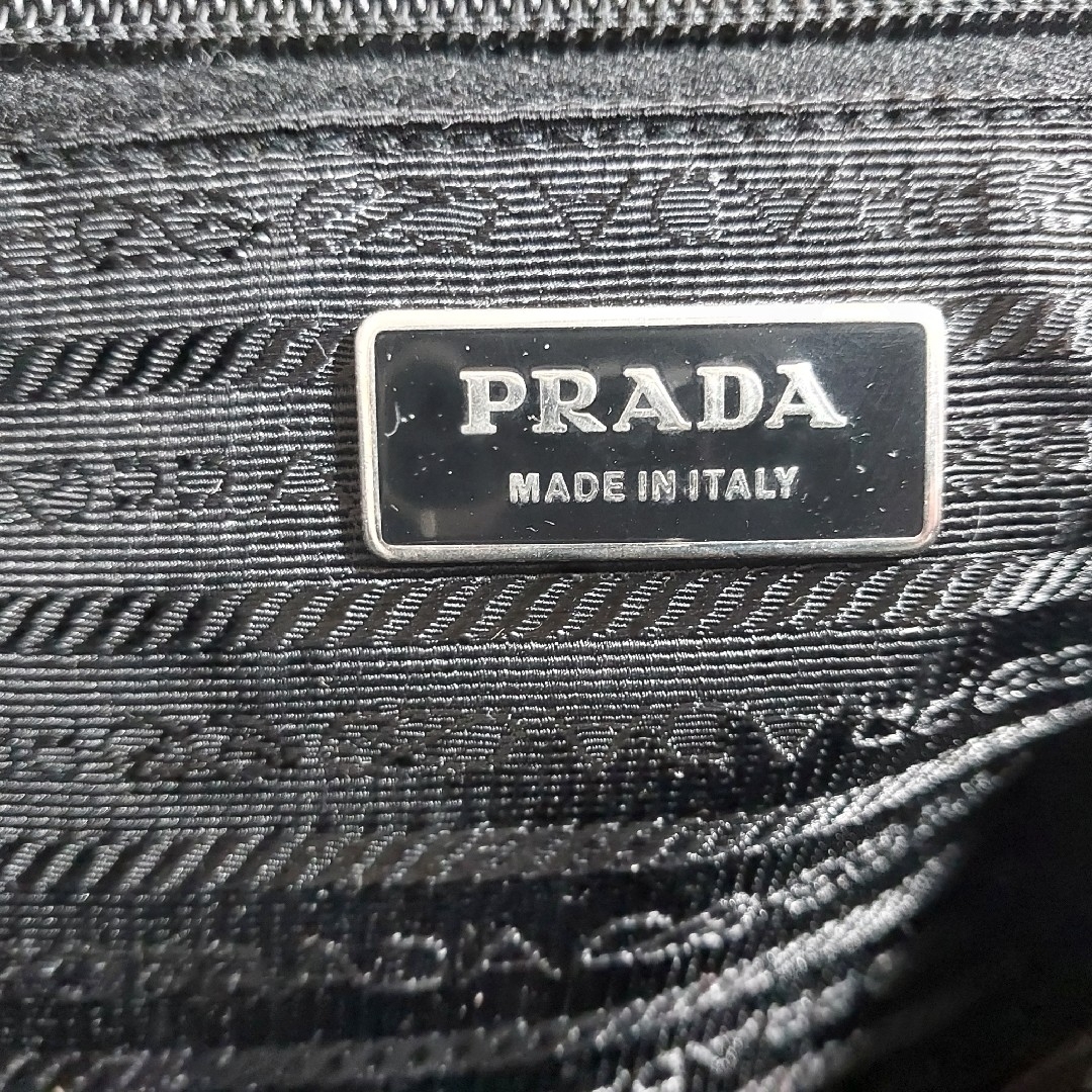 PRADA(プラダ)のプラダ フラップ ショルダーバッグ ナイロン ブラック 2VD770 メンズのバッグ(ショルダーバッグ)の商品写真