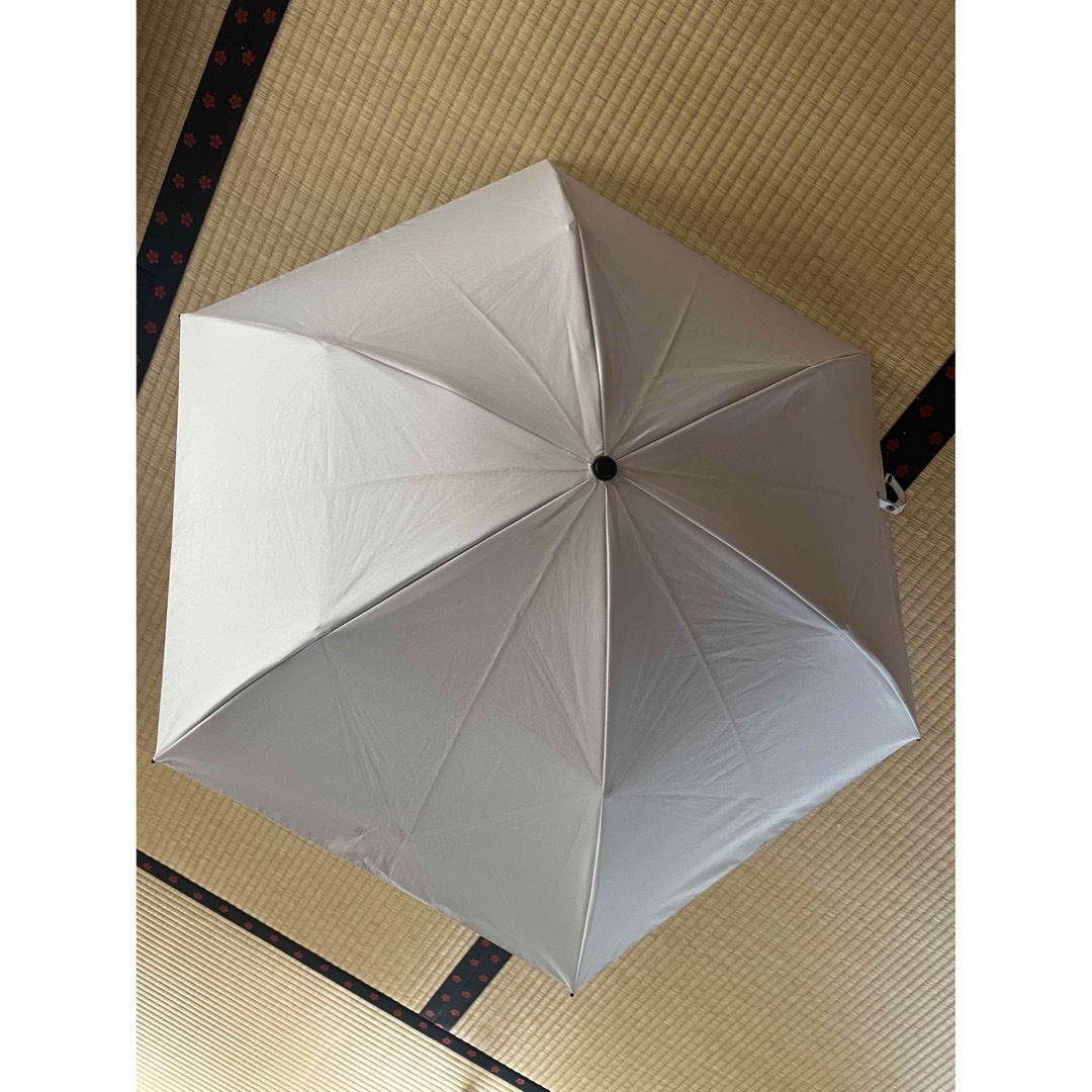 サンバリア100 折りたたみ日傘 ２段折 コンパクト　無地  ホワイト　白 レディースのファッション小物(傘)の商品写真