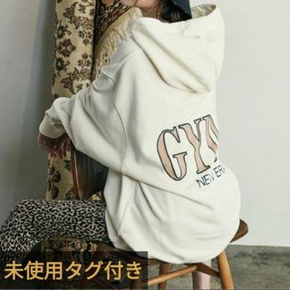 ジェイダ(GYDA)の【未使用タグ付き】GYDA×NEW ERA パーカー アイボリー M(パーカー)