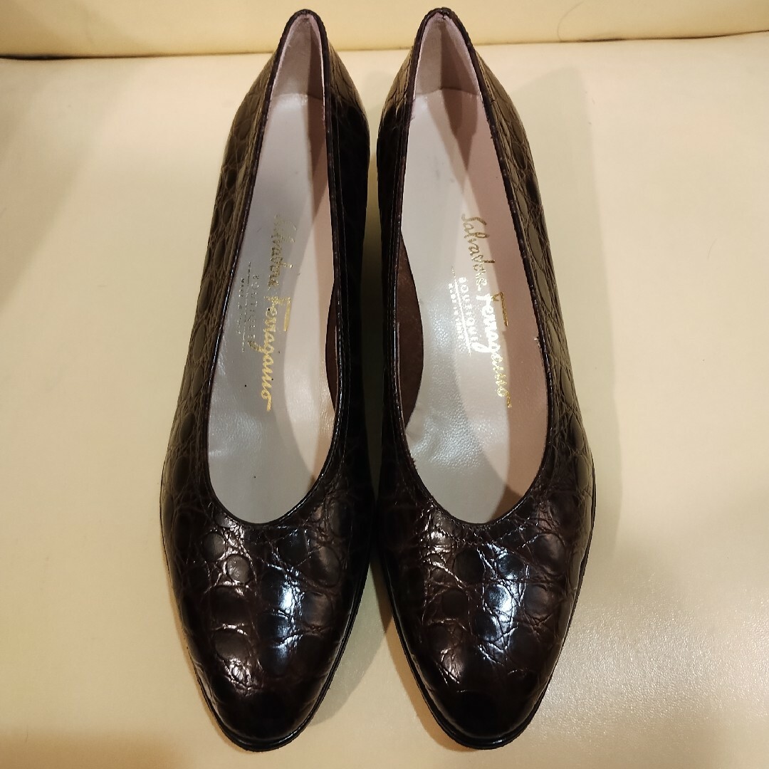 Salvatore Ferragamo(サルヴァトーレフェラガモ)の激安処分セール!!Salvatore Ferragamo本革パンプス レディースの靴/シューズ(ハイヒール/パンプス)の商品写真