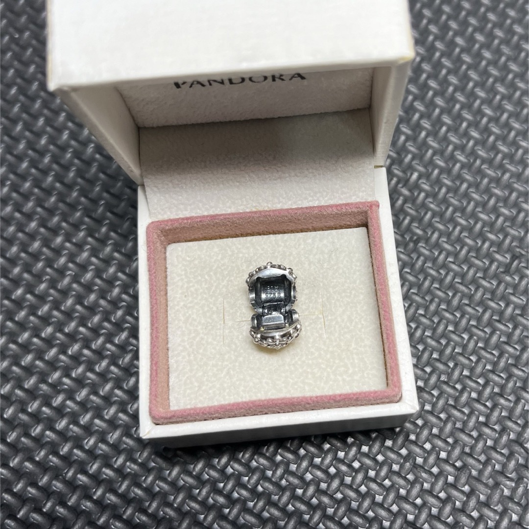 PANDORA(パンドラ)のPANDORA パンドラ　デイジー　クリップチャーム レディースのアクセサリー(チャーム)の商品写真