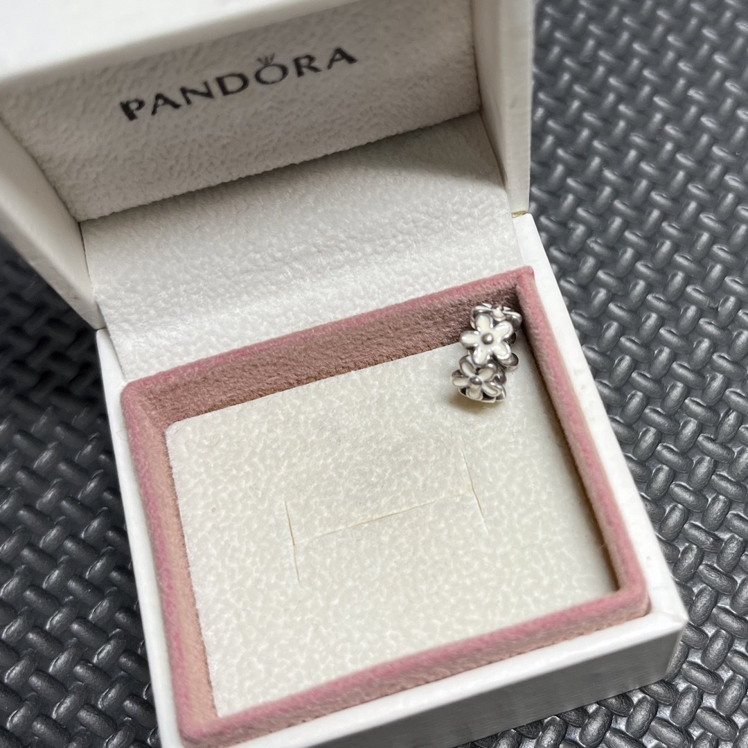 PANDORA(パンドラ)のPANDORA パンドラ　花チャーム　スペンサー レディースのアクセサリー(チャーム)の商品写真