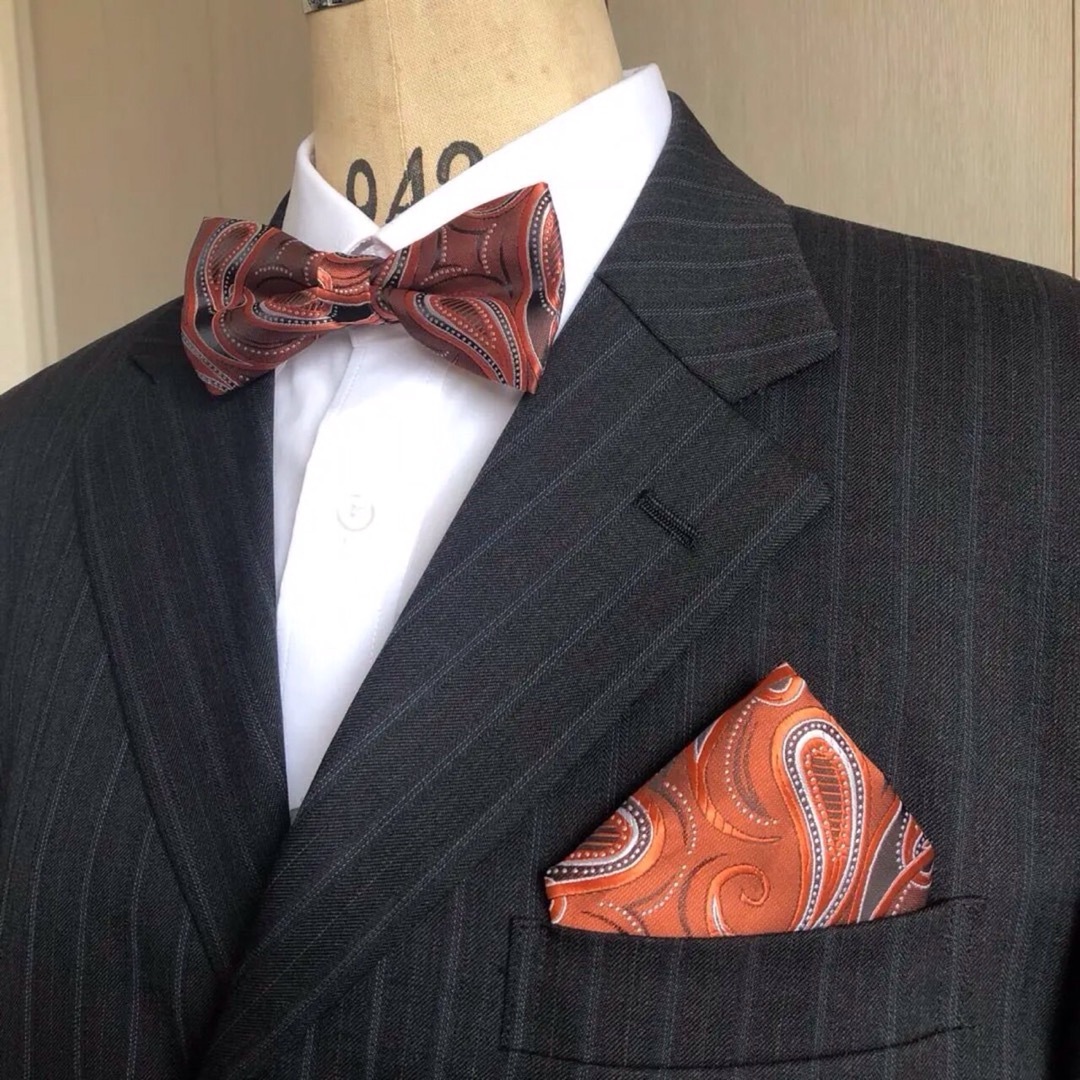 蝶ネクタイ　ポケットチーフ2点セット/メンズ/ブラウン&オレンジペイズリー メンズのファッション小物(ネクタイ)の商品写真