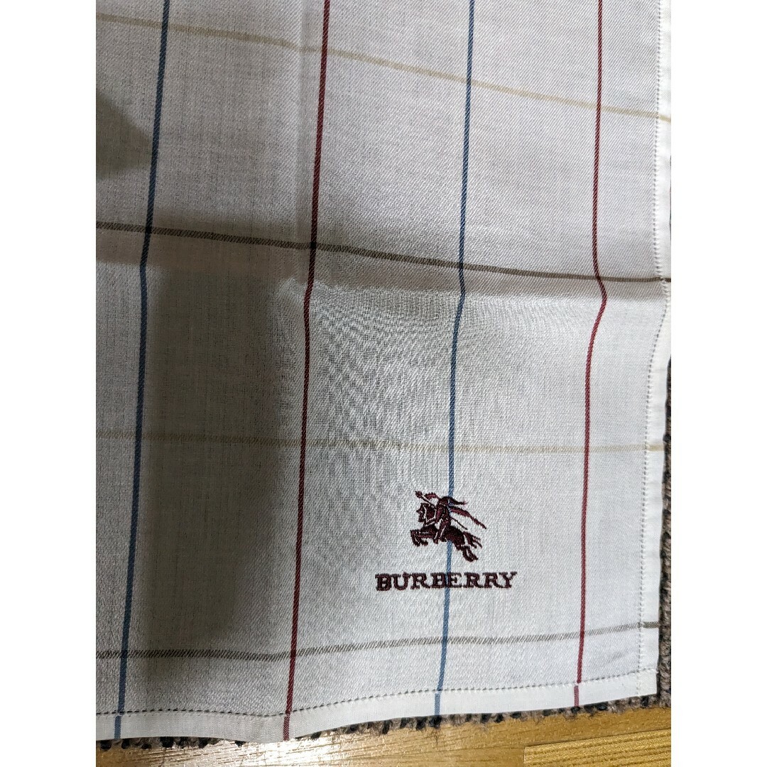 BURBERRY(バーバリー)の未使用　シール付き　Burberry　ハンカチ♡ レディースのファッション小物(ハンカチ)の商品写真