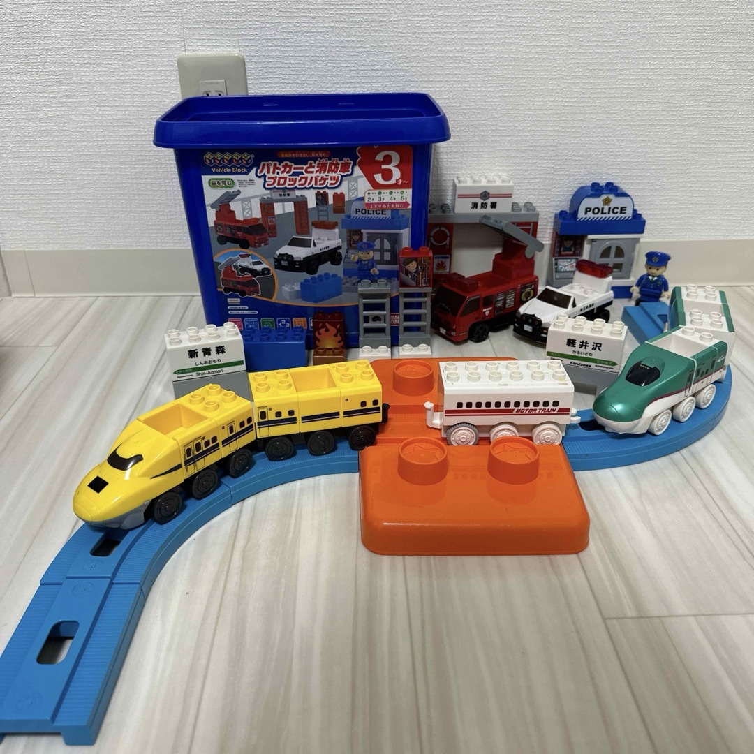 BANDAI(バンダイ)のブロックラボ　パトカーと消防車ブロックバケツ　電車セット キッズ/ベビー/マタニティのおもちゃ(積み木/ブロック)の商品写真