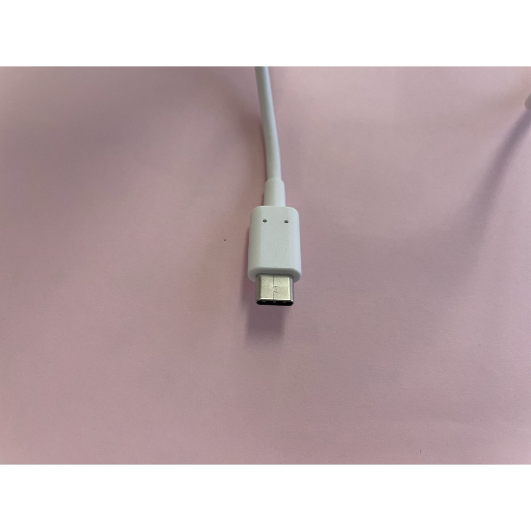 au(エーユー)の新品未使用【au純正】TypeC共通ACアダプタ02  USB Type-C スマホ/家電/カメラのスマートフォン/携帯電話(バッテリー/充電器)の商品写真