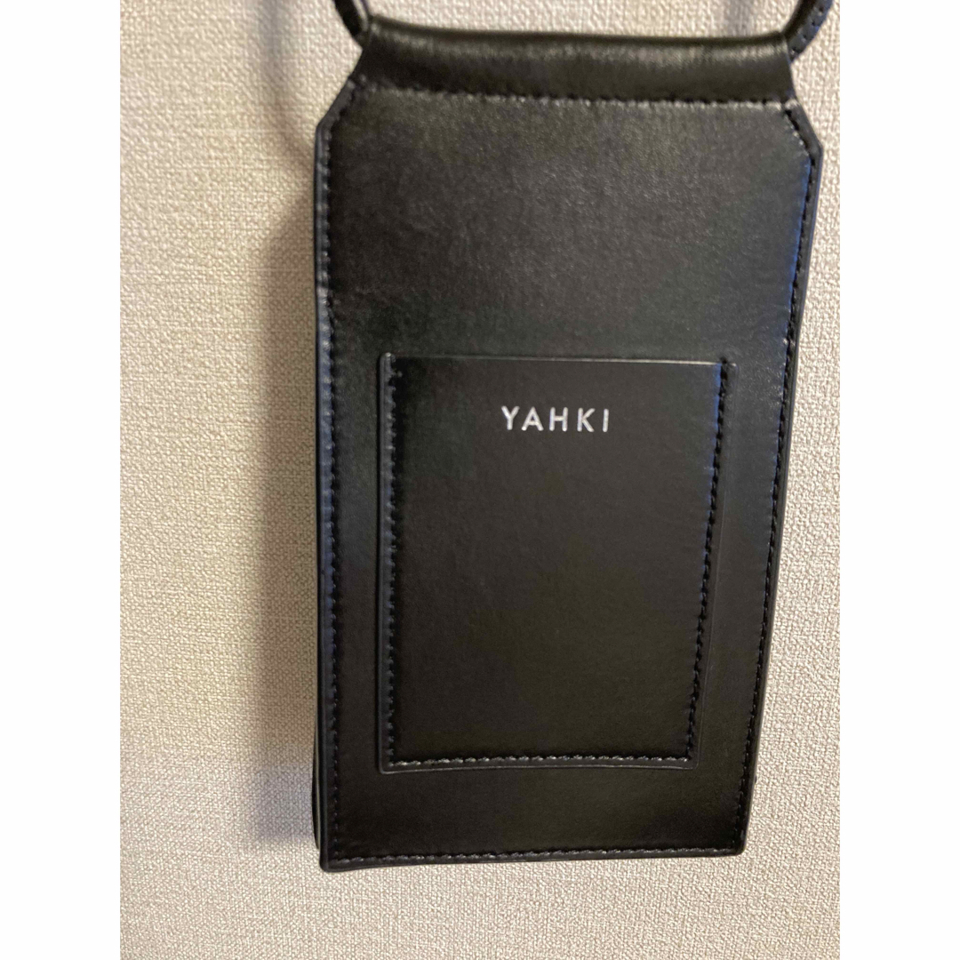 YAHKI(ヤーキ)のYAHKI  ヤーキ　フリンジスマート フォンケース　黒 レディースのバッグ(ショルダーバッグ)の商品写真