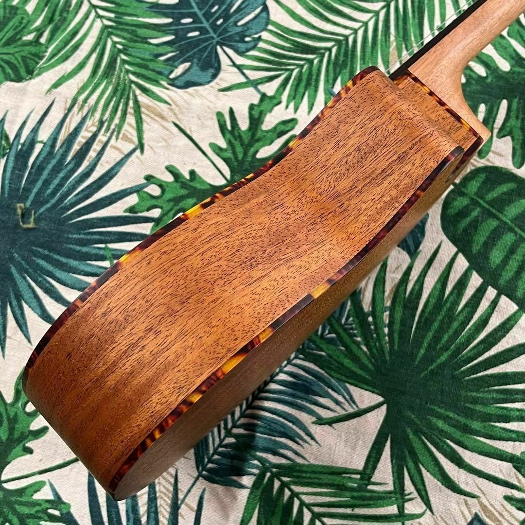 【music ukulele】カッタウェイのエレキ・コンサートウクレレ【付属有】 楽器のウクレレ(コンサートウクレレ)の商品写真