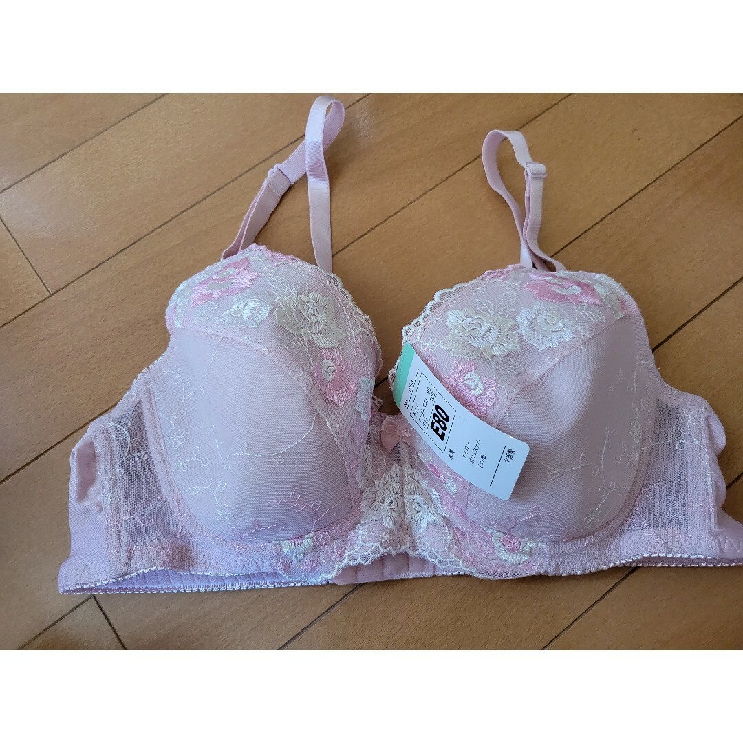 E80　ブラジャー　ピンク　花柄　パッドなし　ワイヤーあり レディースの下着/アンダーウェア(ブラ)の商品写真