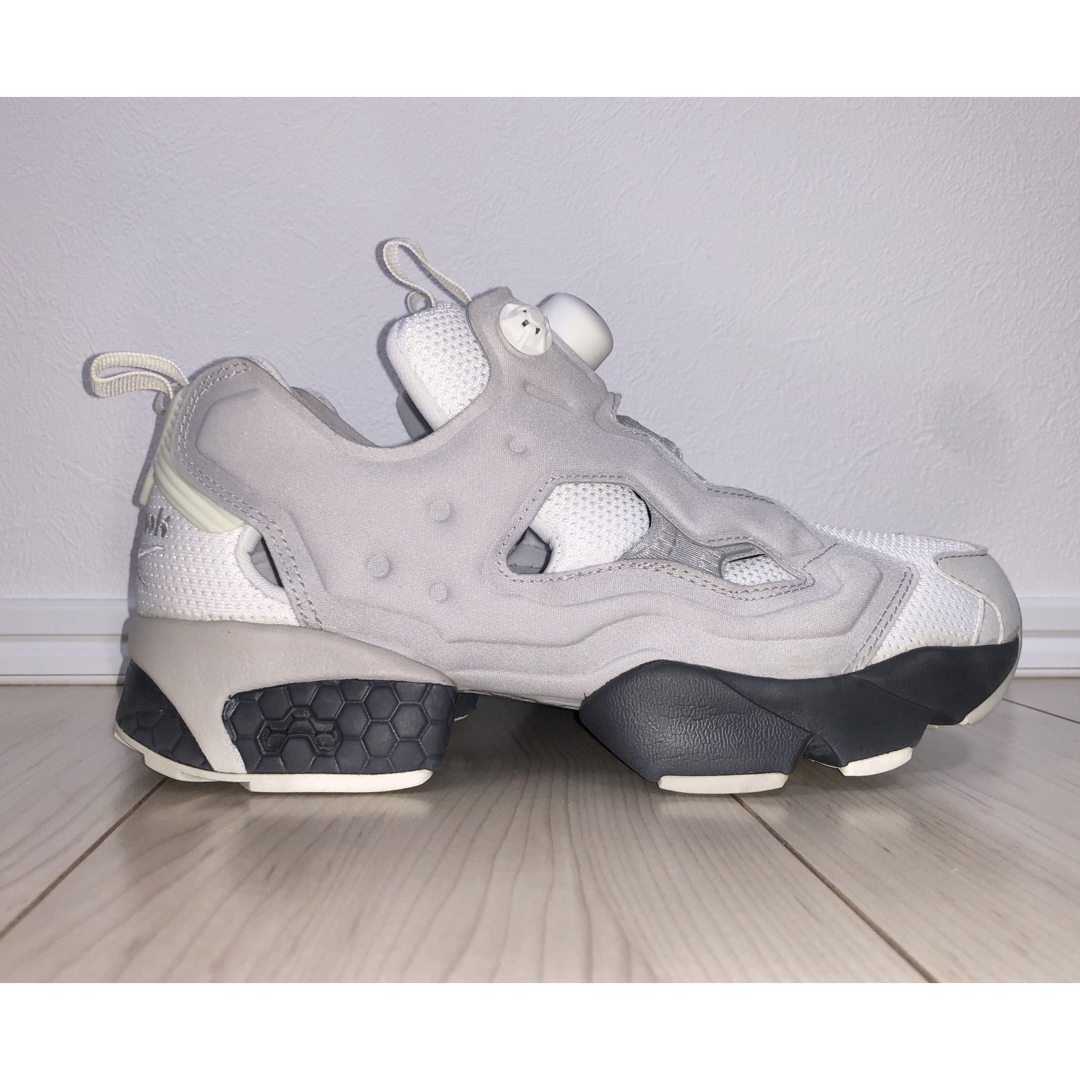 Reebok(リーボック)の24.5cm 良品 REEBOK PUMP FURY OG CHANEL グレー レディースの靴/シューズ(スニーカー)の商品写真