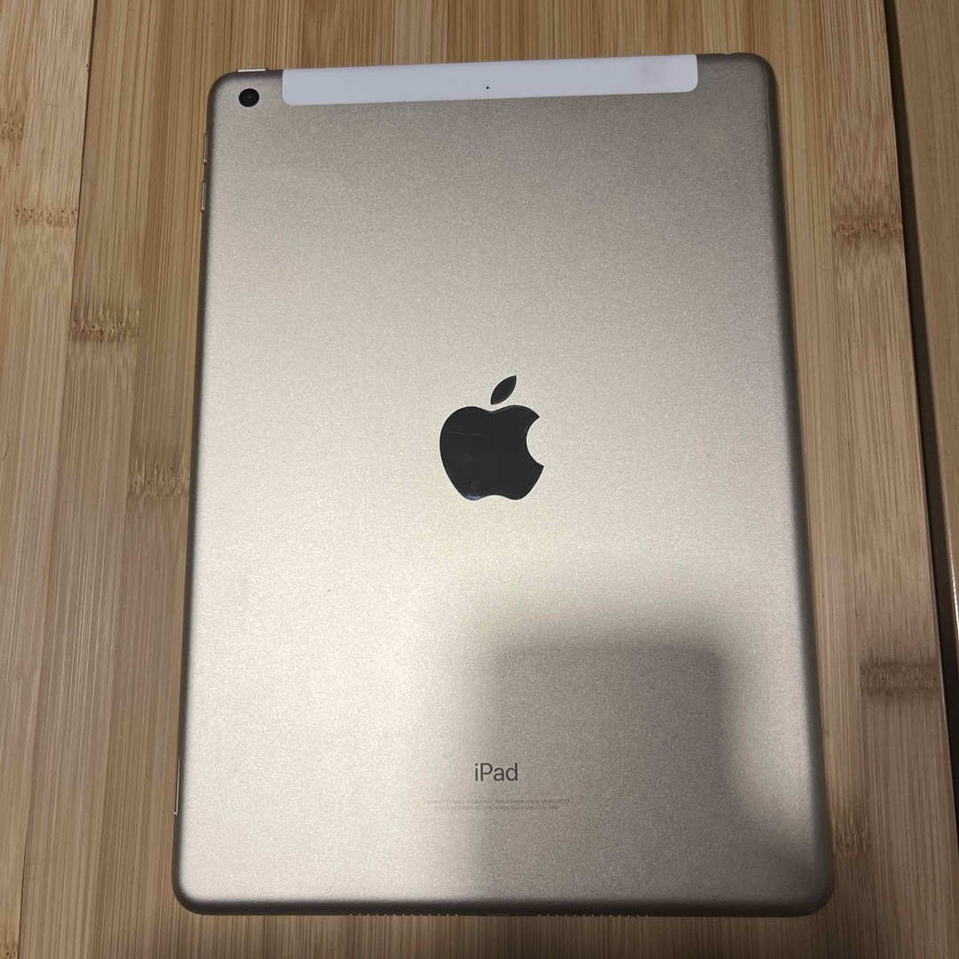 iPad(アイパッド)のiPad第5世代32GB ゴールド(docomo) スマホ/家電/カメラのPC/タブレット(タブレット)の商品写真