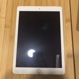 アイパッド(iPad)のiPad第5世代32GB ゴールド(docomo)(タブレット)