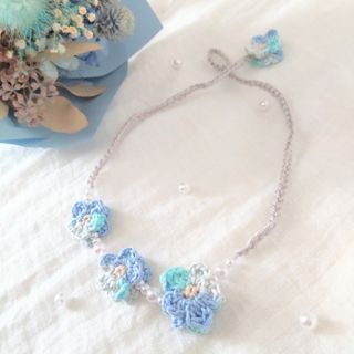 【ハンドメイド】お花モチーフ　ネックレス（ラリエット）　パステルブルー＆パール(ネックレス)