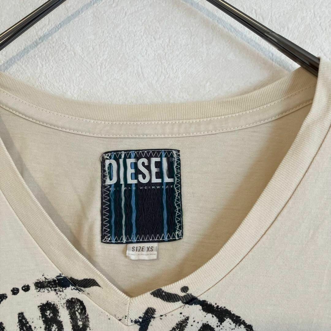 DIESEL(ディーゼル)の美品》ディーゼルDIESEL　ベージュ　VネックプリントTシャツ　XS男女兼用 メンズのトップス(Tシャツ/カットソー(半袖/袖なし))の商品写真