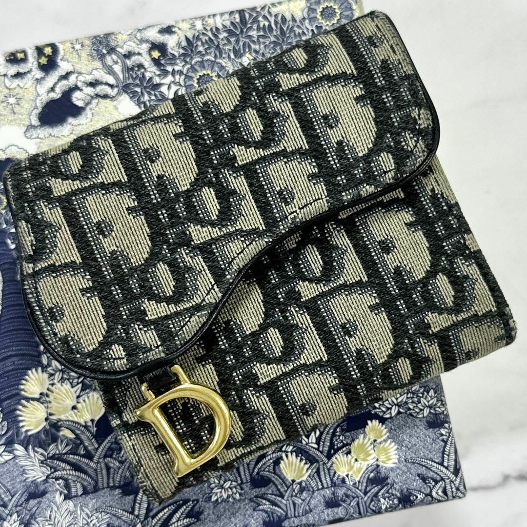 Dior(ディオール)の美品✨現行モデル　DIOR　サドル　三つ折り財布　オブリーク　チャーム付 レディースのファッション小物(財布)の商品写真