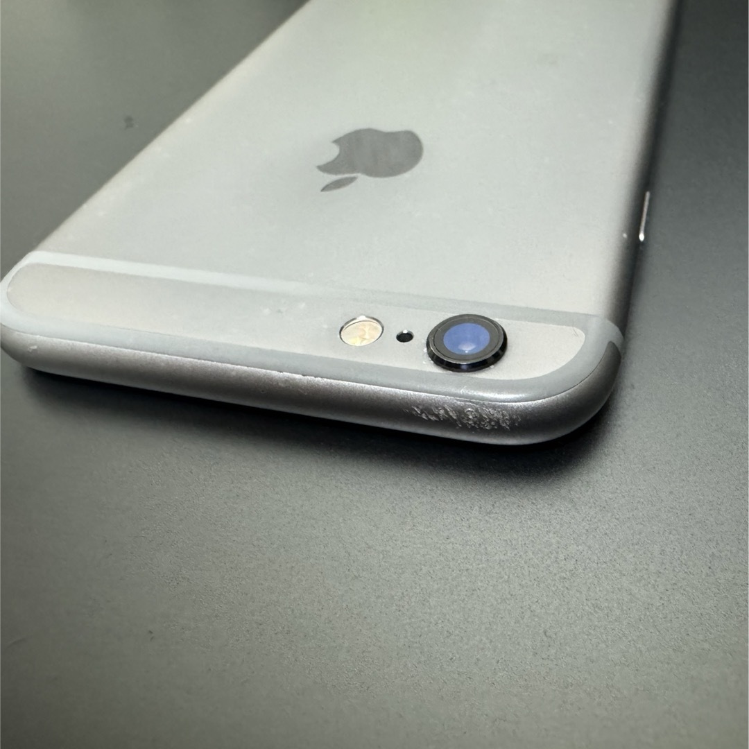 iPhone(アイフォーン)のアップル iPhone6s 64GB スペースグレイ docomo スマホ/家電/カメラのスマートフォン/携帯電話(スマートフォン本体)の商品写真