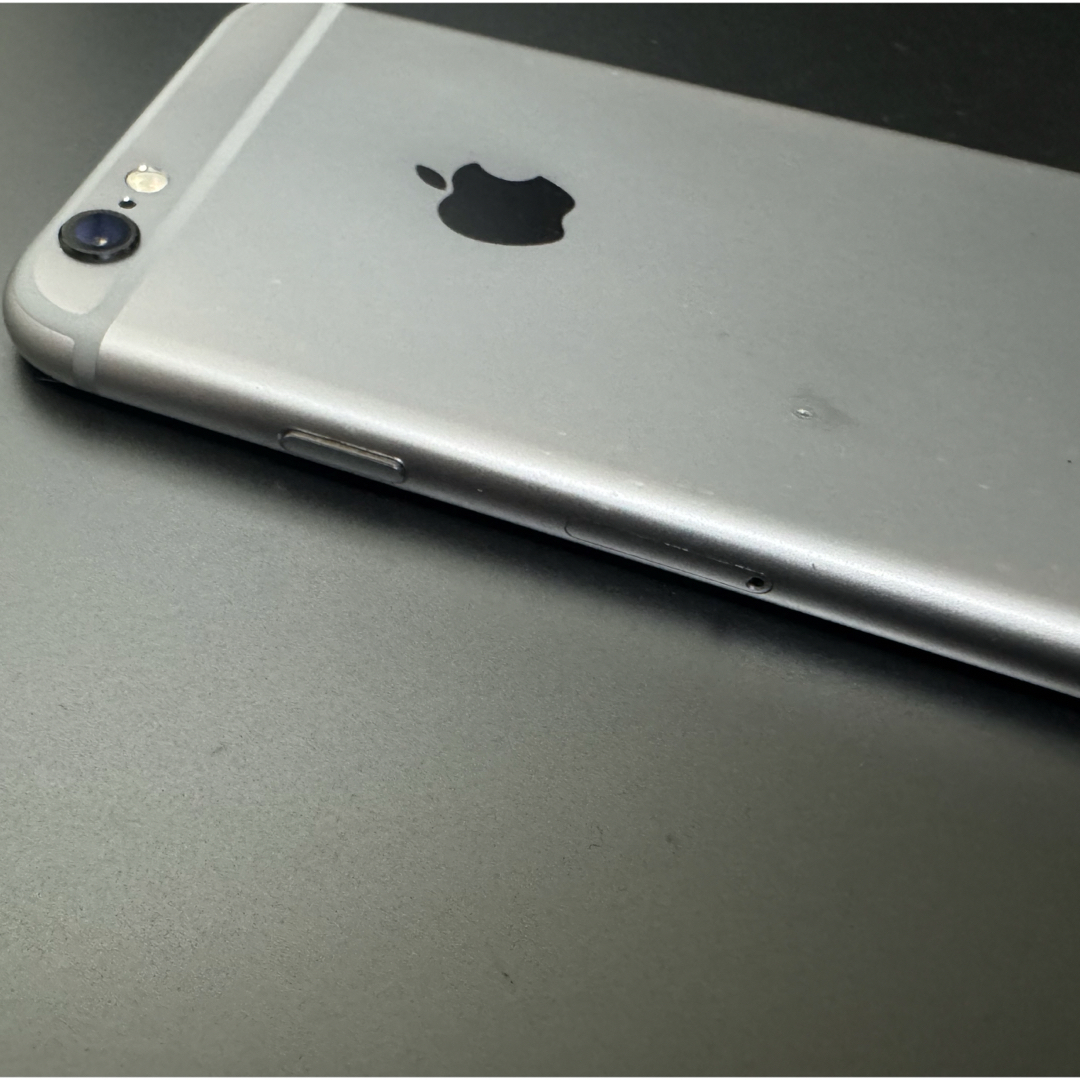 iPhone(アイフォーン)のアップル iPhone6s 64GB スペースグレイ docomo スマホ/家電/カメラのスマートフォン/携帯電話(スマートフォン本体)の商品写真