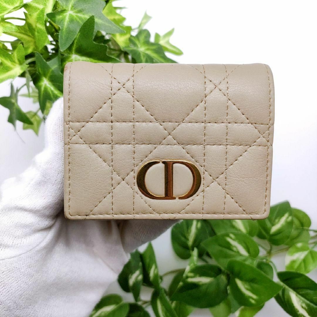 Christian Dior(クリスチャンディオール)のディオール　三つ折り財布　モンテーニュコンパクトウォレット　カナージュ　ベージュ レディースのファッション小物(財布)の商品写真