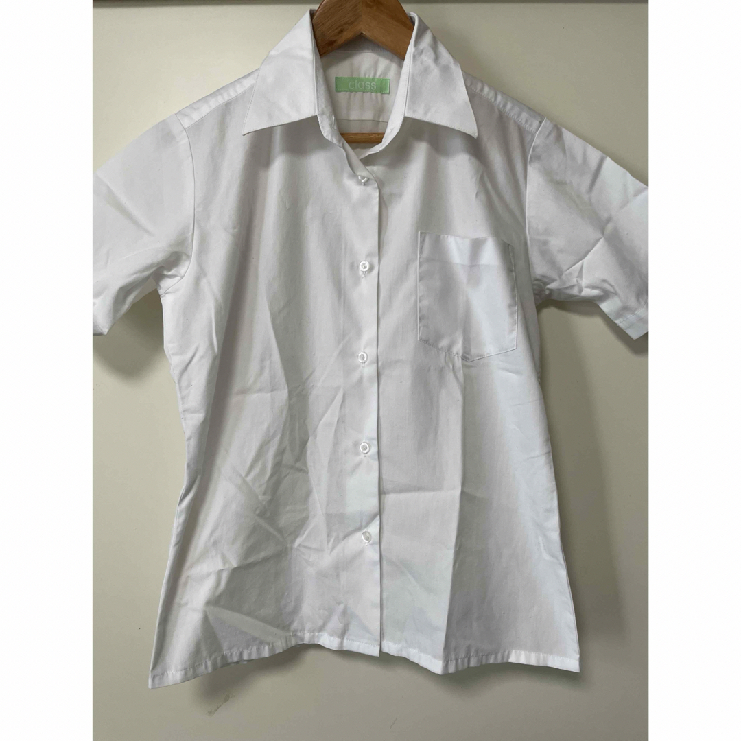 ワイシャツ　白　半袖　S レディースのトップス(シャツ/ブラウス(半袖/袖なし))の商品写真