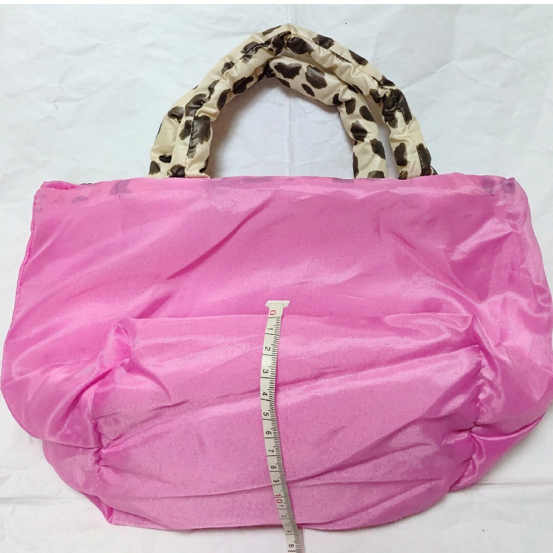 deicy(デイシー)のdeicy デイシー　レオパード柄×ピンク　ふわふわ　ダウン風ナイロン製　バッグ レディースのバッグ(トートバッグ)の商品写真