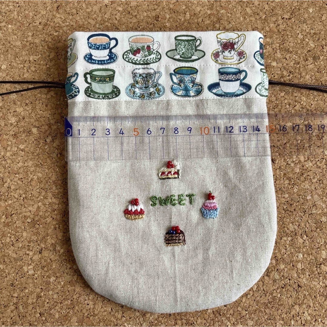 ケーキ🍰スィーツ　刺繍ビーズ入　巾着ポーチ　ハンドメイド ハンドメイドのファッション小物(ポーチ)の商品写真