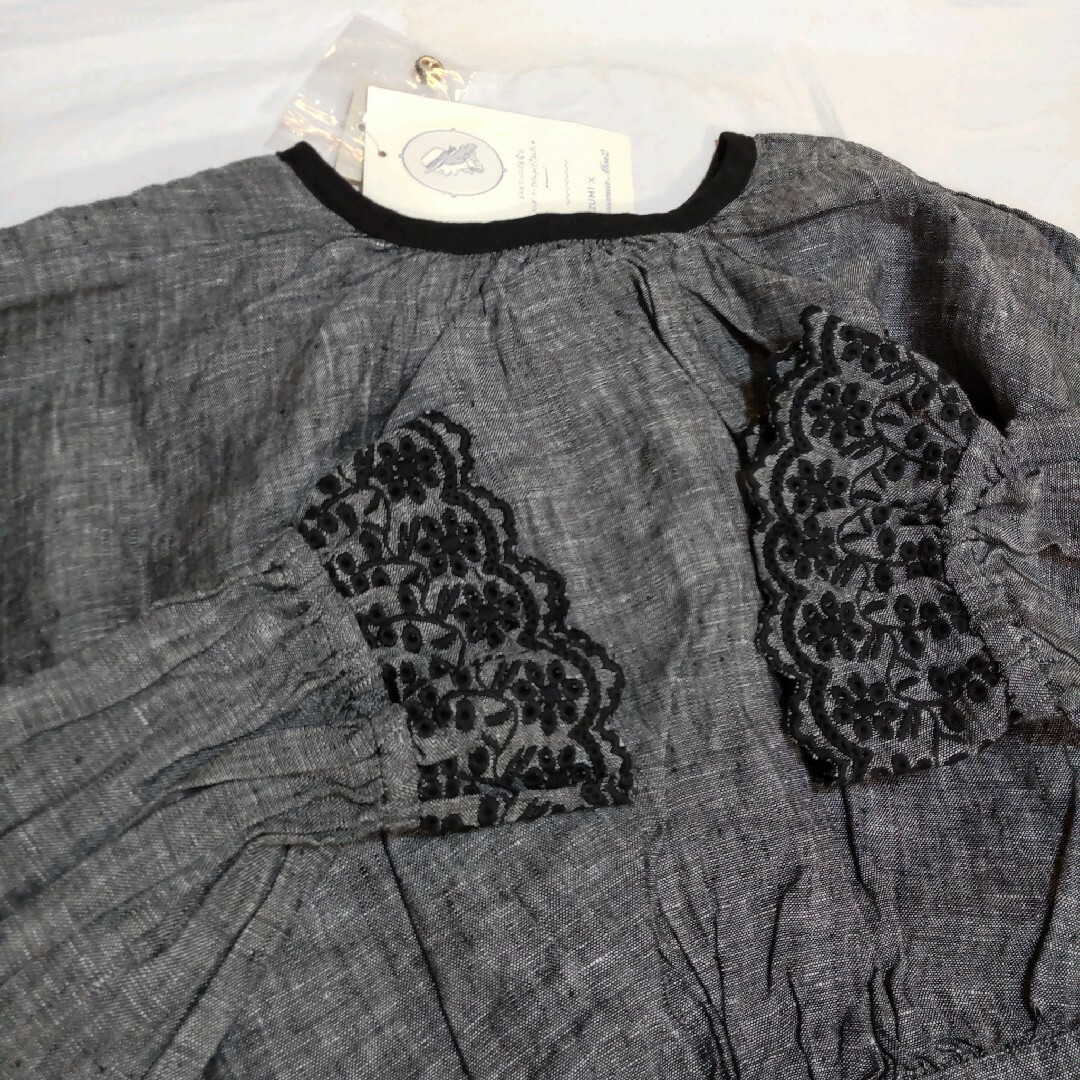 SM2(サマンサモスモス)のサマンサモスモス  kazumi コラボ袖口刺繍リネンワンピース  グレー レディースのワンピース(ロングワンピース/マキシワンピース)の商品写真