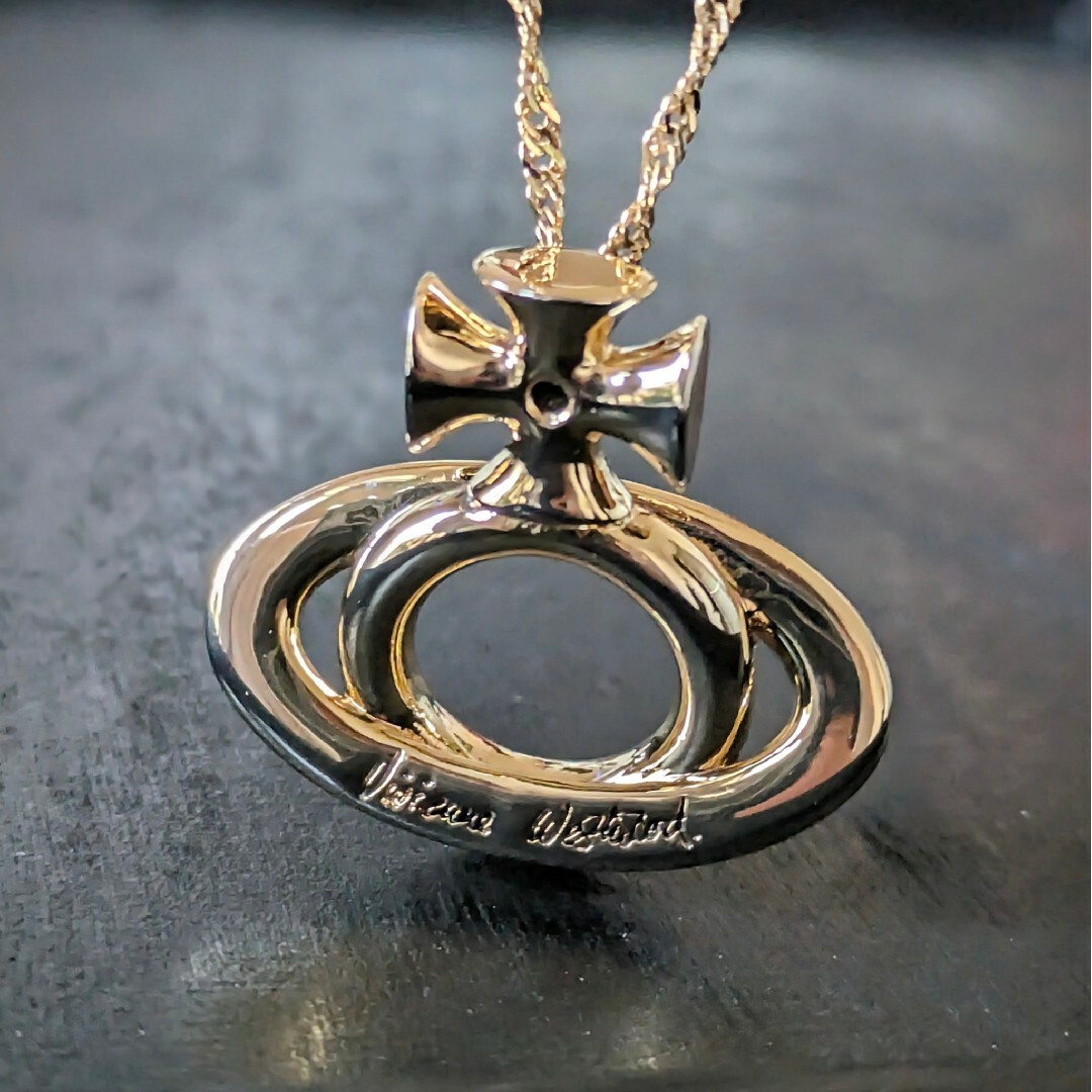 Vivienne Westwood(ヴィヴィアンウエストウッド)のvivienne westwood オーブ グラスホルダーネックレス ゴールド レディースのアクセサリー(ネックレス)の商品写真