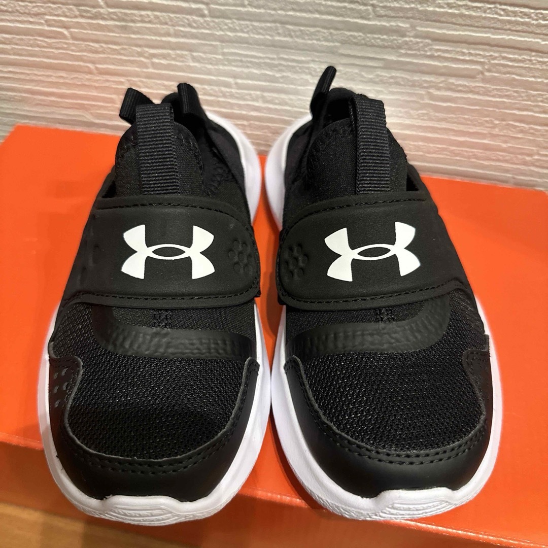 UNDER ARMOUR(アンダーアーマー)の新品　アンダーアーマー スニーカー 17㎝ キッズ/ベビー/マタニティのキッズ靴/シューズ(15cm~)(スニーカー)の商品写真