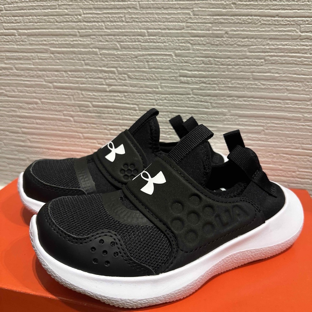 UNDER ARMOUR(アンダーアーマー)の新品　アンダーアーマー スニーカー 17㎝ キッズ/ベビー/マタニティのキッズ靴/シューズ(15cm~)(スニーカー)の商品写真