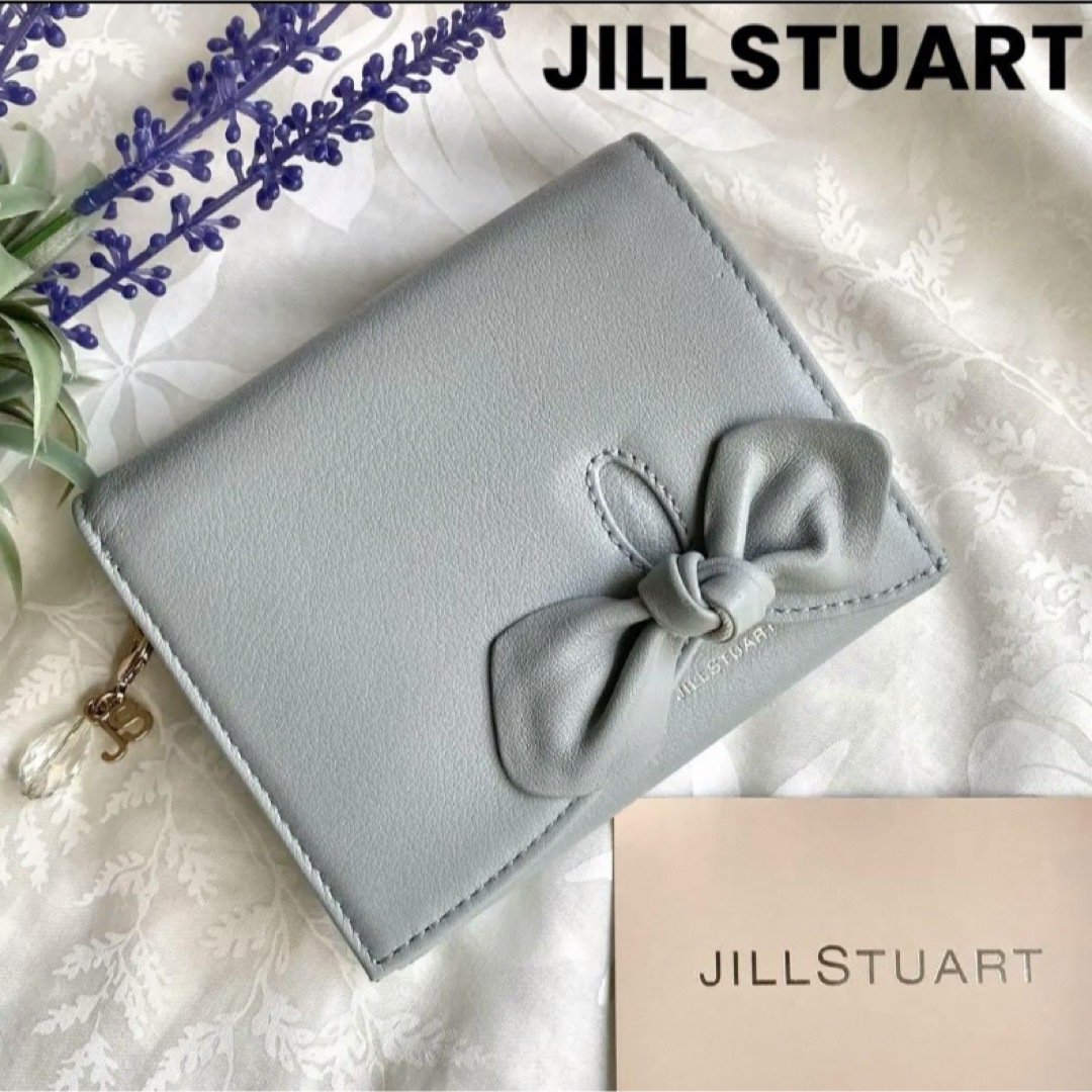 JILLSTUART(ジルスチュアート)の【新品】ジルスチュアート リボン二つ折り財布 BOX小銭入 サックス 水色 牛革 レディースのファッション小物(財布)の商品写真