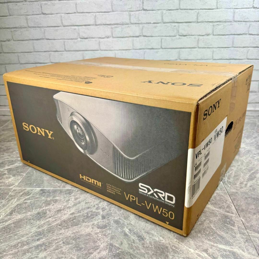 【定価77万円】SONY ビデオプロジェクター VPL-VW50 ホワイト スマホ/家電/カメラのテレビ/映像機器(プロジェクター)の商品写真