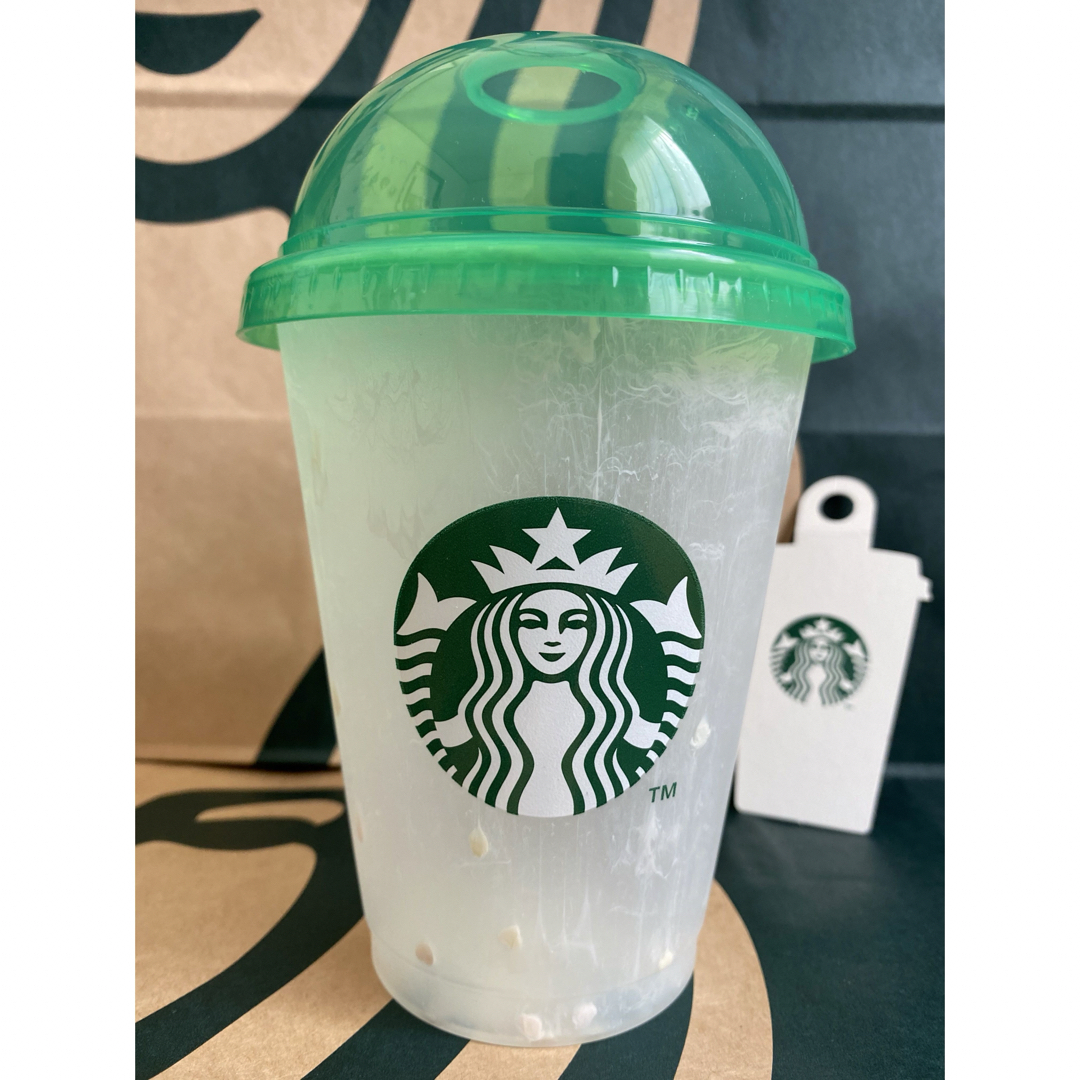 Starbucks Coffee(スターバックスコーヒー)のスターバックス　カラーチェンジングリユーザブルコールドカップグリーン473ml インテリア/住まい/日用品のキッチン/食器(タンブラー)の商品写真