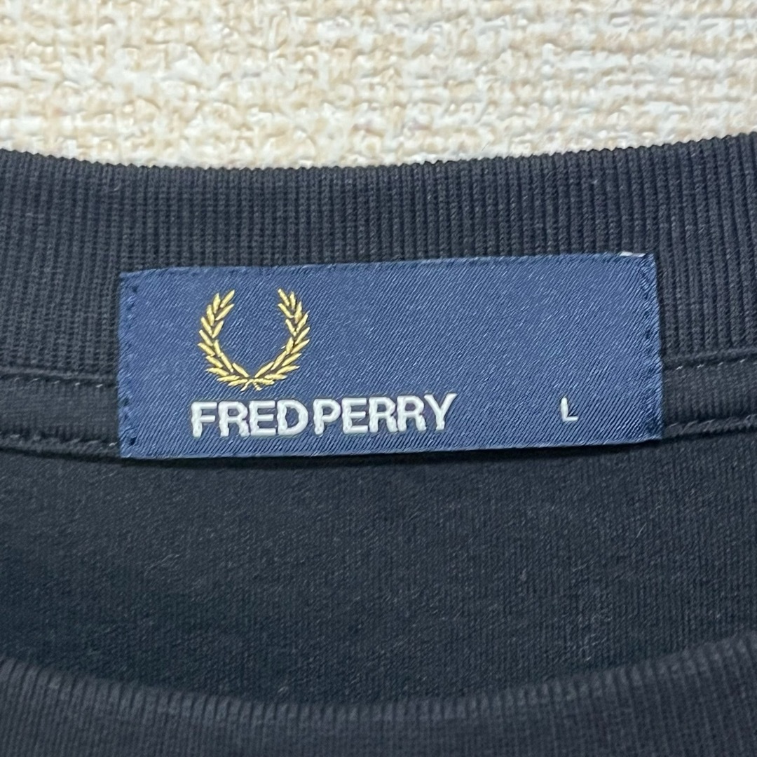 FRED PERRY(フレッドペリー)の美品 FRED PERRY Tシャツ ブラック でかロゴ 胸元刺繍 L メンズのトップス(Tシャツ/カットソー(半袖/袖なし))の商品写真