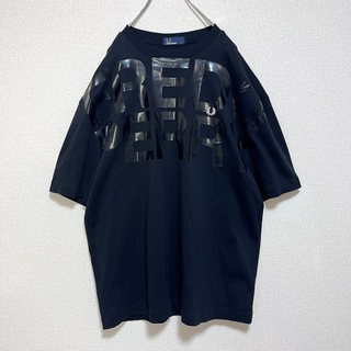 フレッドペリー(FRED PERRY)の美品 FRED PERRY Tシャツ ブラック でかロゴ 胸元刺繍 L(Tシャツ/カットソー(半袖/袖なし))