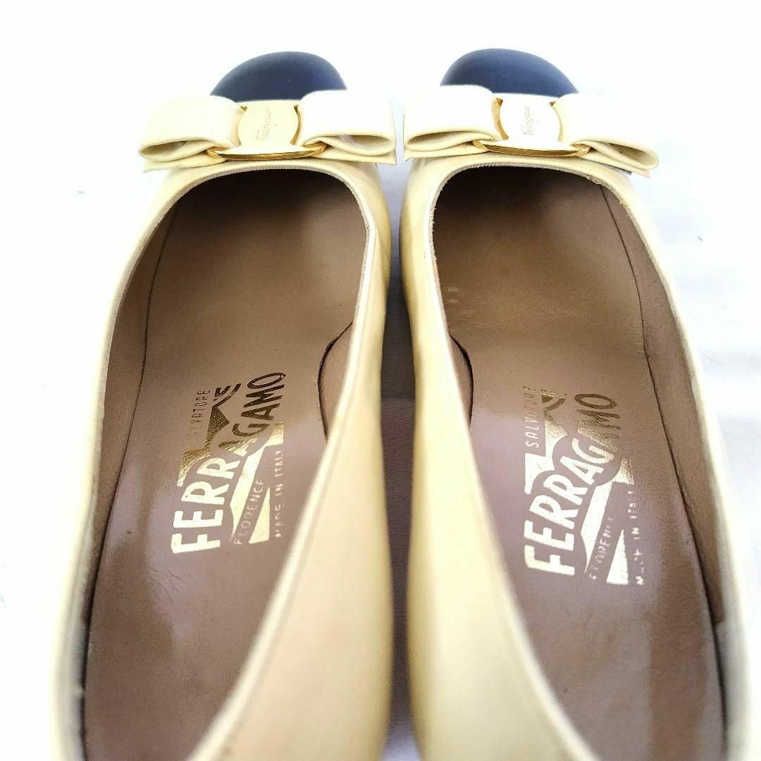 Salvatore Ferragamo(サルヴァトーレフェラガモ)の美品❤フェラガモ【Ferragamo】バイカラー ヴァラリボン パンプス レディースの靴/シューズ(ハイヒール/パンプス)の商品写真