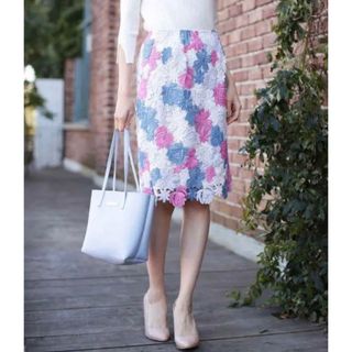 ノエラ(Noela)のNoelaノエラ レースタイトスカート Sサイズ 白×ピンク×水色 花柄 膝丈(ひざ丈スカート)